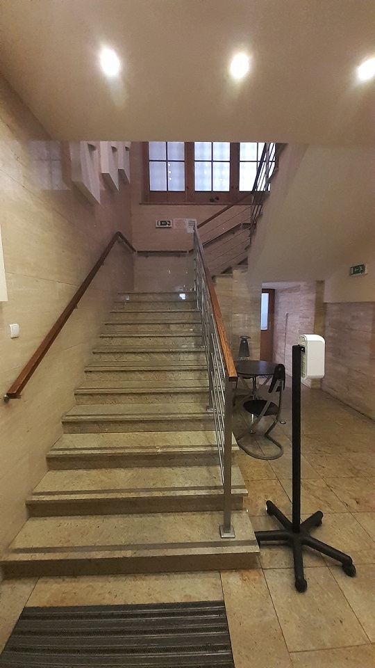 Na zdjęciu schody prowadzące na pierwsze piętro.