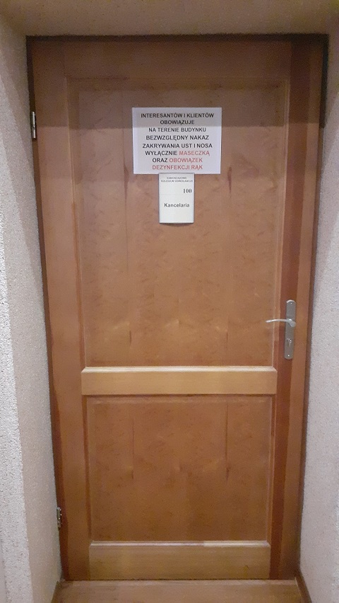 Na zdjęciu drzwi prowadzące do pokoju Kancelarii na pierwszym piętrze. Pokój numer 100.