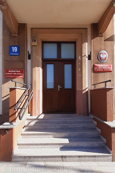 Na zdjęciu wejście główne do budynku Kolegium przy ulicy Juliusza Słowackiego 19.